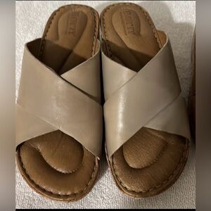 New without box.  Born Lila Size 6.